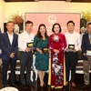 Nguyen Thi Thanh vicepresidenta de la Asamblea Nacional de Vietnam, con residentes connacionales en Australia. (Fuente:VNA)