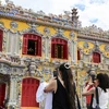 Turistas hacen fotos del Palacio de Kien Trung, en Hue. (Fotografía: toquoc.vn)