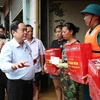 El presidente de la Asamblea Nacional, Tran Thanh Man, visitó y entregó obsequios a habitantes de la comuna de Nga My, distrito de Phu Binh. (Fuente:VNA)