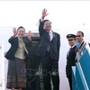 El secretario general del Partido Popular Revolucionario y presidente de Laos, Thongloun Sisoulith, y su esposa en el aeropuerto de Tan Son Nhat, Ciudad Ho Chi Minh. (Fuente: VNA)