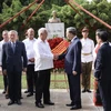 El secretario general del Partido Comunista de Vietnam y presidente del país, To Lam, y el jefe del Departamento de Relaciones Internacionales del Comité Central del Partido Comunista de Cuba, Emilio Lozada García, en el Parque Ho Chi Minh. (Fuente: VNA)