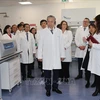 El secretario general del Partido Comunista de Vietnam (PCV) y presidente del país, To Lam, visita el Instituto Nacional de Investigación y Capacitación en Bioprocesamiento de Irlanda. (Fuente: VNA)