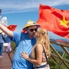 Turistas extranjeros en el Puente Dorado en la ciudad de Da Nang. (Fuente: VNA)