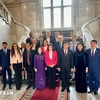 La delegación vietnamita se toma una foto de recuerdo con la vicepresidenta de la Asamblea Nacional y titular del Grupo Parlamentario de la Amistad Bulgaria-Vietnam, Rositsa Lyubenova Kirova. (Fuente:VNA)