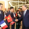 Funcionarios y empleados de la Embajada y la comunidad de residentes vietnamitas en Francia reciben al secretario general del Partido Comunista de Vietnam y presidente del pa'is, To Lam, en el aeropuerto de Orly en París. (Fuente:VNA)