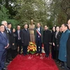 El secretario general del Partido Comunista y presidente de Vietnam, To Lam, y los delegados en el busto dedicado al Presidente Ho Chi Minh en el parque Montreux, ciudad de Montreuil, Francia. (Fuente:VNA)