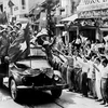 Hace 70 años, en un ambiente lleno de alegría, los hanoyenses dieron la bienvenida la entrada de las tropas de liberación para la toma de la capital. (Fuente:VNA)