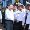 El secretario general del Partido Comunista y presidente de Vietnam, To Lam, con oficiales y soldados de las fuerzas armadas en el distrito insular de Con Co, provincia de Quang Tri. (Fuente:VNA)