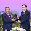 El presidente de la Asamblea Nacional de Vietnam, Tran Thanh Man, y Boviengkham Vongdara, ministro de Tecnología y Comunicaciones de Laos y titular de la Asociación de Amistad Laos-Vietnam. (Fuente:VNA)