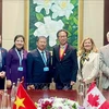 Vu Hai Ha, jefe de la Comisión de Relaciones Exteriores de la Asamblea Nacional de Vietnam (tercero desde la izquierda), se reúne con el senador canadiense Yuen Pau Woo. (Fuente:VNA)