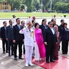 El presidente de la Cámara de Representantes de Malasia, Tan Sri Dato' Johari Bin Abdul, y su esposa, Puan Sri Datin Noraini Binti Mohd, rinden homenaje al Presidente Ho Chi Minh en su Mausoleo. (Fuente:VNA)