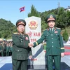 El general Phan Van Giang, ministro de Defensa de Vietnam y el vicepremier y titular de Defensa de Laos, general Chansamone Chanyalath, en el hito Iimítrofe 255 de la puerta fronteriza de Long Sap. (Fuente:VNA)