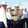 El primer ministro vietnamita, Pham Minh Chinh, inspecciona la construcción de un Centro Nacional de Ferias y Exposiciones y el puente Tu Lien en el distrito capitalino de Dong Anh. (Fuente:VNA)