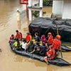 Rescatistas evacúan a las víctimas en el lugar inundado después del tifón Trami, en el norte de Filipinas, el 24 de octubre de 2024. (Fuente: Xinhua/VNA)