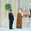 El vicepresidente de los Emiratos Árabes Unidos (EAU), Sheikh Mansour bin Zayed Al Nahyan, ofreció una ceremonia oficial de bienvenida con 21 disparos de salvas de cañones en el Palacio Presidencial en Abu Dhabi para el primer ministro de Vietnam, Pham Minh Chinh. (Fuente:VNA)