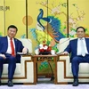 El primer ministro vietnamita, Pham Minh Chinh, recibe al presidente de la Corporación de Construcción de Ferrocarriles de China (CRCC), Dai Hegen. (Fuente: VNA)