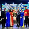 Chu Tuan Duc, consejero de la embajada de Vietnam en Alemania, entregó flores a Bui Thi Thu Minh, nueva jefa de Comité de Enlace para los vietnamitas residentes en Europa “Por el mar y las islas de Vietnam”. (Fuente: VNA)