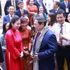 El primer ministro Pham Minh Chinh se reúne con maestros destacados. (Fuente: VNA)