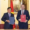 El viceministro de Defensa vietnamita Hoang Xuan Chien (I) y el viceministro de Ciencia y Educación Superior de la Federación Rusa Konstantin Mogilevsky intercambiaron las actas de la reunión. (Fuente: VNA)