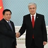 El miembro del Buró Político y presidente del Consejo Teórico Central del Partido Comunista de Vietnam y director de la Academia Nacional de Política Ho Chi Minh, Nguyen Xuan Thang, y el presidente de Kazajstán, Kassym-Jomart Tokayev. (Fuente: VNA)