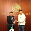 El presidente del Senado de México, Gerardo Fernández Noroña, entregó un regalo de recuerdo al embajador designado vietnamita, Nguyen Van Hai. (Fuente: VNA)