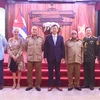 El embajador Le Quang Long y el coronel Bui Xuan Phong, agregado de defensa, se fotografiaron con veteranos cubanos que ayudaron a Vietnam. (Fuente: VNA)