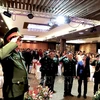 La Asociación de Veteranos de Vietnam en Berlín-Brandeburgo realiza la ceremonia de izamiento de la bandera en el acto conmemorativo al 80 aniversario de la fundación del Ejército Popular de Vietnam. (Fuente: VNA)