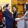 El presidente de la Asamblea Nacional de Vietnam, Tran Thanh Man, dialoga con nuevos jefes de agencias representativas de Vietnam en el extranjero. (Fuente: VNA)