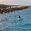 渔民在越南长沙群岛海域进行捕捞作业。图自越通社