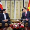 越南政府总理范明政与韩国国务总理韩德洙举行会谈
