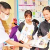 El personal médico de la comuna de Muong Cai, distrito de Song Ma, provincia de Son La, distribuye entre la población folletos propagandísticos sobre la planificación familiar. (Fuente: nhandan.vn)