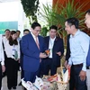 El primer ministro Pham Minh Chinh visita la exhibición de productos agrícolas de la provincia de Tay Ninh. (Fuente: VNA)