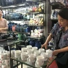 Clientes compran productos en el mercado de cerámica de Bat Trang, en Hanoi. (Fuente: VNA)
