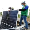 Instalación de paneles solares en el tejado de la planta de agua Song Duong con inversión del grupo AquaOne. (Fuente: nhandan.vn)
