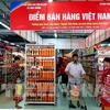 El punto de venta de productos vietnamitas en el supermercado Lan Chi Ly Nhan (Ly Nhan, provincia de Ha Nam) atrae a un gran número de compradores. (Fuente: VNA)