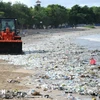 Vehículos limpian residuos plásticos en la playa de Kuta, cerca de Denpasar, isla de Bali, Indonesia. (Foto: AFP/VNA)