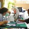 Personal médico y voluntarios realizan chequeos de salud gratuitos a personas mayores en Bangkok, 24 de febrero (Fuente: Bangkok Post)
