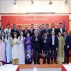 El presidente To Lam con funcionarios y empleados de la Embajada y representantes de la comunidad vietnamita en Camboya. (Fuente: VNA)