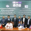 La directora general de la VNA, Vu Viet Trang (izquierda), y el director general de la AKP, Sokmom Nimul, firman una nueva fase de acuerdo de cooperación profesional entre las dos agencias de noticias (Fuente: VNA)