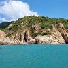 Paisaje lírico en la bahía de Vinh Hy con extensos bosques montañosos y mar azul (Fuente: VNA)