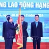 El presidente de la Asamblea Nacional, Tran Thanh Man, coloca la Orden del Trabajo de primera clase en la bandera tradicional de la Confederación General del Trabajo de Vietnam. (Fuente: VNA)