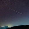 Un meteoro de las Perseidas visto en el cielo nocturno en Haputale, Sri Lanka, el 4 de agosto de 2024. (Fuente: space.com)