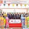 Los delegados que asisten al tercer Festival de Vietnam en la ciudad de Sapporo, Hokkaido, Japón, toman fotografías de recuerdo. (Fuente: baoquocte.vn)