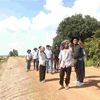 Miembros de la delegación entrevistan a testigos históricos del régimen genocida de Pol Pot en el sitio de Go Po Chey en el distrito de Kandeang, provincia de Pursat, Camboya (Fuente: VNA)