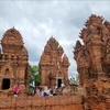 Los turistas visitan la torre Po Klong Garai, monumento arquitectónico y artístico nacional especial, distrito de Do Vinh, ciudad de Phan Rang - Thap Cham. (Fuente: baotintuc.vn)