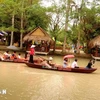 Los turistas experimentan remar en el río en la aldea turística My Khanh, en la ciudad de Can Tho. (Fuente: VNA)