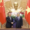 El presidente de la Asamblea Nacional vietnamita, Tran Thanh Man, (D) y el primer ministro chino, Li Qiang (Fuente: VNA)