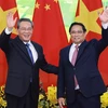 El primer ministro vietnamita, Pham Minh Chinh, y su par chino, Li Qiang, se toman una fotografía juntos antes de las conversaciones. (Fuente: VNA)