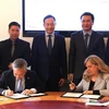 Nguyen Quoc Huy, director general de SCIC, y Michal Ron, en representación de SACE, firmaron el MoU sobre cooperación entre las dos partes. (Fuente: VNA)