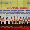 El comité organizador entrega obsequios a los estudiantes con excelentes logros académicos vietnamitas y chinas en Hai Phong. (Fuente: VNA)